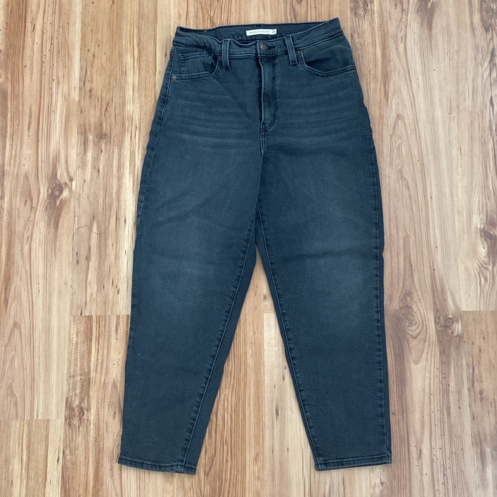 LEVIS black high waist MOM jean 29 W X 25 L